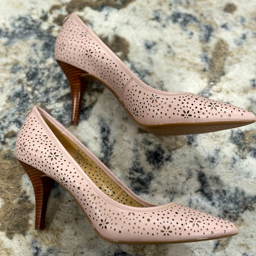 Michael Kors soft pink floral laser cut leather pumps sz 9.5 NEW (no box)